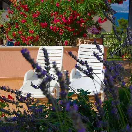Lili- One Bedroom With Terrace St Apartmán Splitska